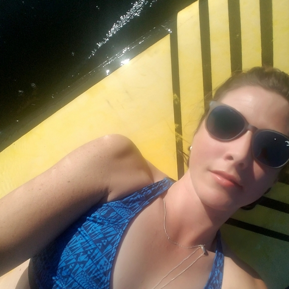 Meet your Posher, Nicole - Picture 2 of 2